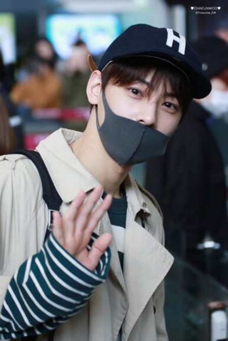 Anh trai dep che mat chup truoc guong