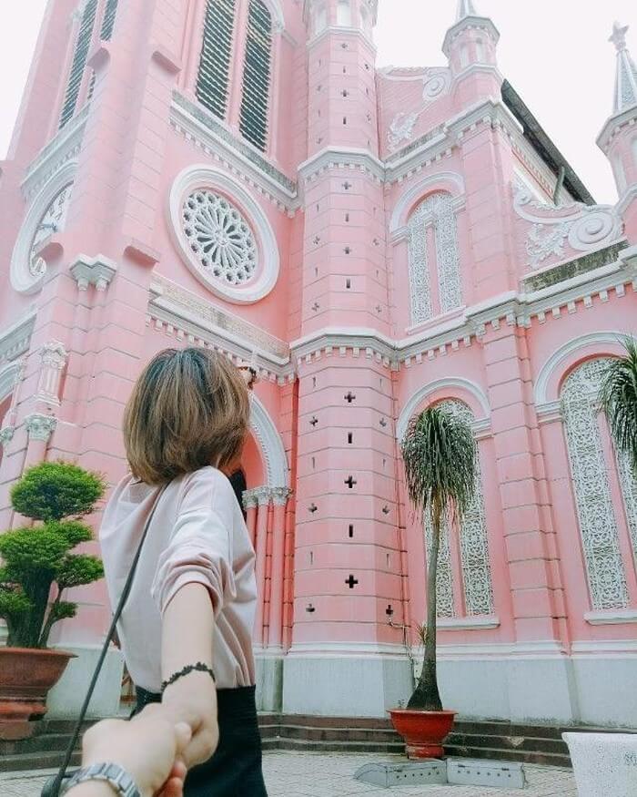 Mặc quần áo đôi và tạo dáng giống nhau, bức ảnh trông rất thú vị