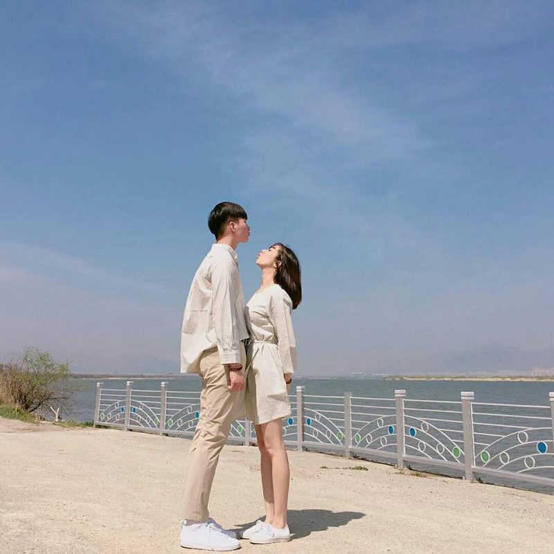 Những kiểu pose ảnh dành cho couple khiến hội F.A "đứng ngồi không yên"