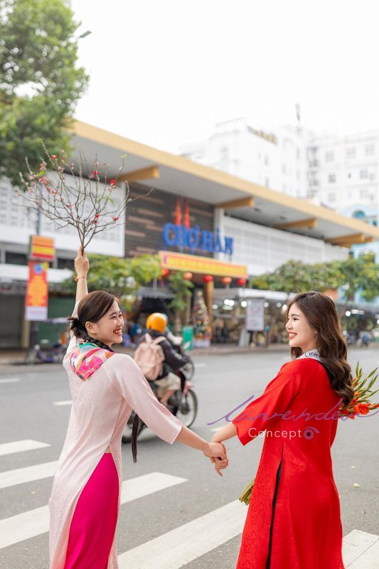 Tạo dáng chụp hình Tết sắc thái rực rõ cùng bạn bè đón Xuân 2025