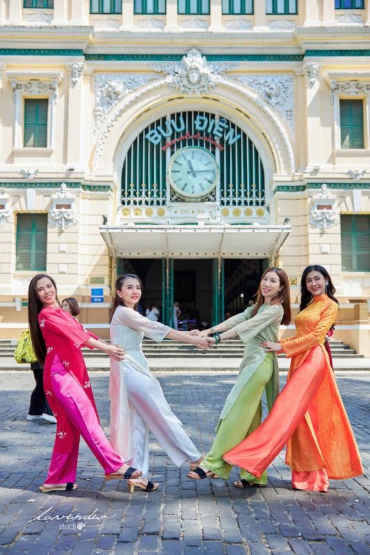 (6 tips ++) Tạo dáng chụp ảnh tết với nhóm bạn hot nhất đón Xuân 2025