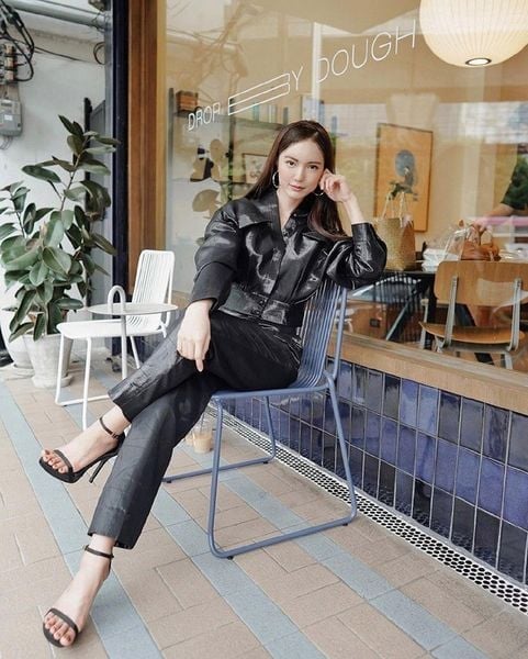 Tạo dáng chụp ảnh quán cafe đẹp, thu hút ánh nhìn