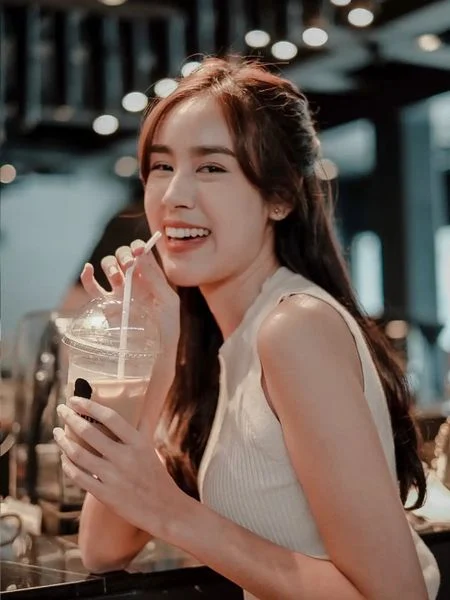 Tạo dáng chụp ảnh quán cafe đẹp, thu hút ánh nhìn