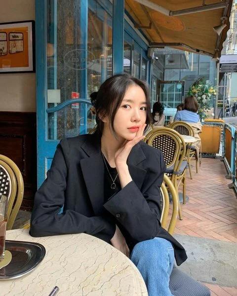 Tạo dáng chụp ảnh quán cafe đẹp, thu hút ánh nhìn
