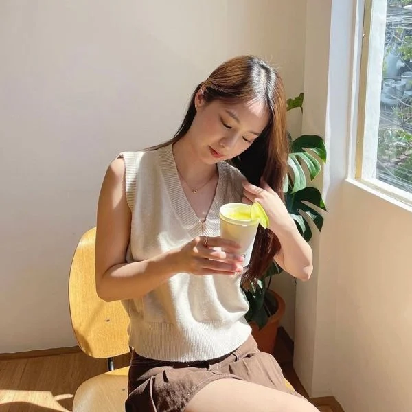 Tạo dáng chụp ảnh quán cafe đẹp, thu hút ánh nhìn