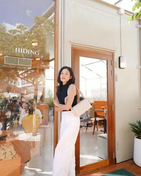 Tạo dáng chụp ảnh quán cafe đẹp, thu hút ánh nhìn