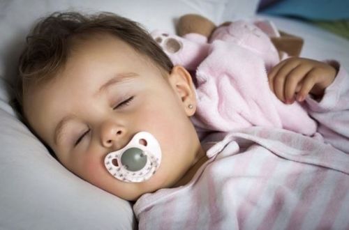 Trẻ sơ sinh sử dụng núm vú giả sẽ có thói quen bú sớm hơn và ít gặp biến chứng về sức khỏe hơn
