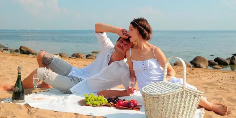 Chụp hình đi biển cho cặp đôi bóng in trên bãi cát sáng tạo