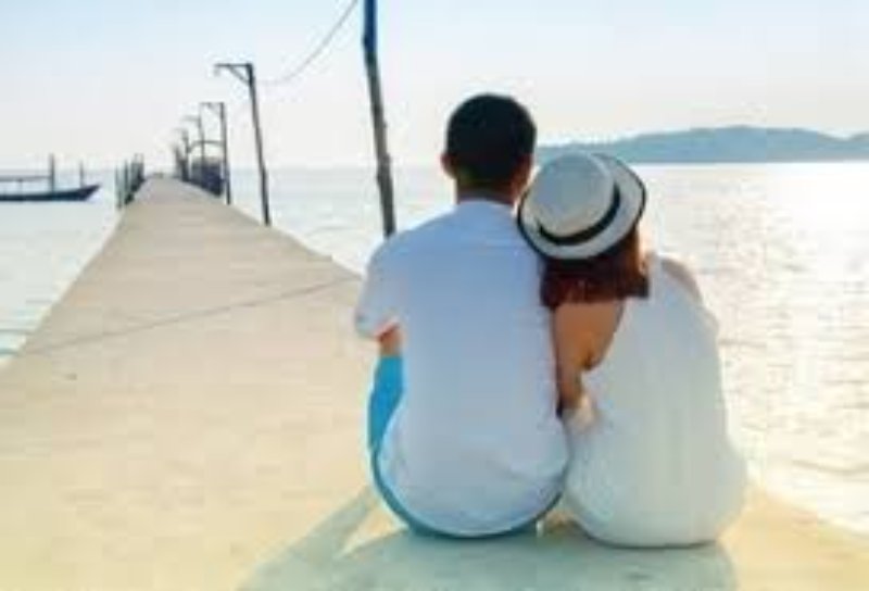 Chụp ảnh đi biển với người yêu đùa nghịch với sóng biển