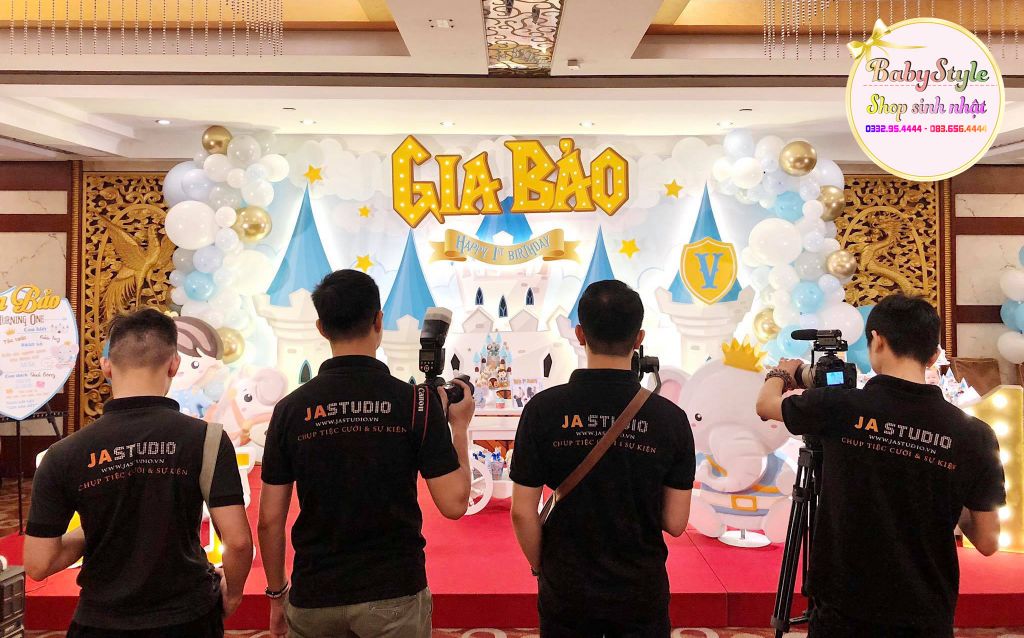 Thợ chụp ảnh ngày sinh nhật
