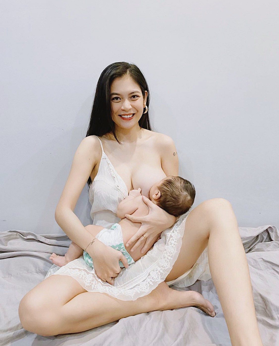 Người đẹp 9X được cơ trưởng cầu hôn sau 1 tháng quen, khoe ngực trần cho con bú tuyệt đẹp - 8