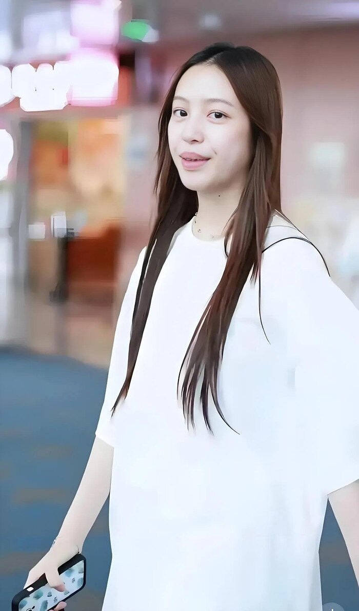 Diện mạo mới nhất của con gái Lâm Tâm Như: Xinh xắn, chân dài, mẹ giấu rất kĩ, nhìn sang con Triệu Vy khác hẳn - 9