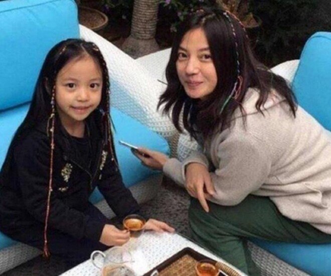 Hình ảnh mới nhất của Tiểu Tứ Nguyệt cho thấy cô nhuộm tóc và rất cá tính.