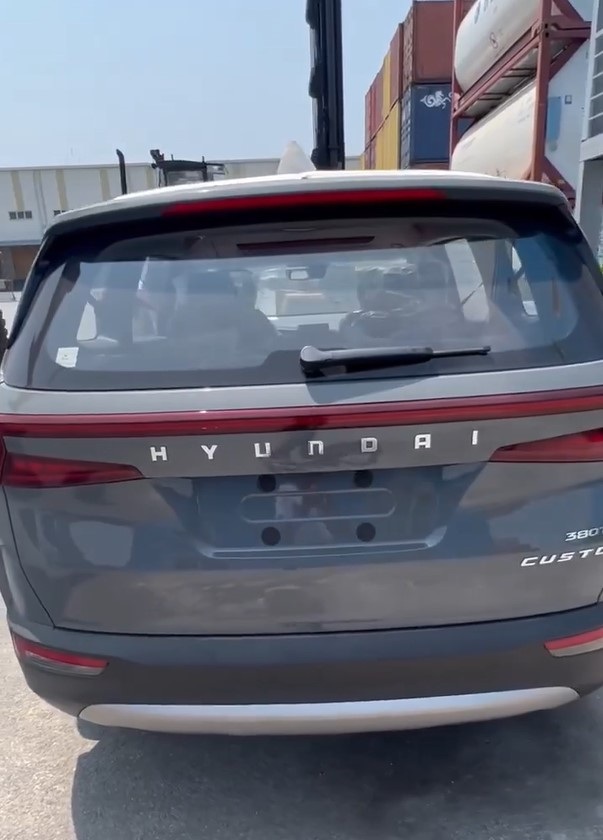 Hyundai Custo xuất hiện không che chắn tại cảng Việt, có chi tiết gây chú ý - 3
