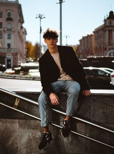 Cách tạo dáng chụp ảnh cho nam với đàn piano