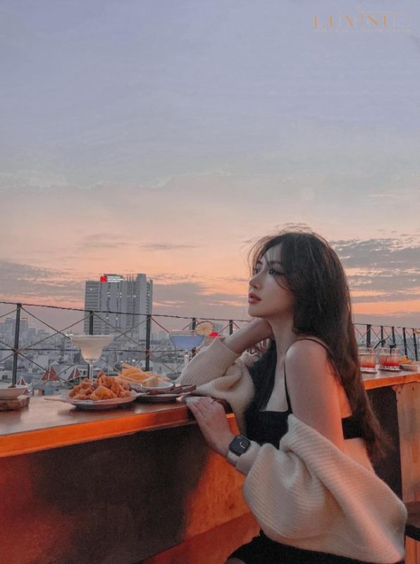 Đi cafe mặc gì? Gợi ý 25+ mẫu trang phục chuẩn gu, phong cách