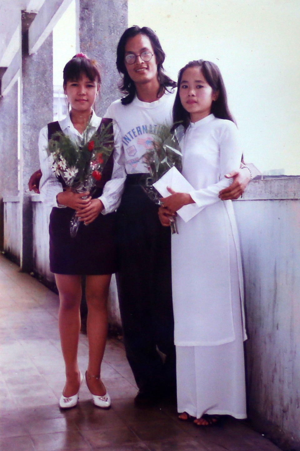 Việt Hương đứng trên sân khấu cùng diễn viên Kim Huyền và diễn viên Ngọc Trinh (Mùi ngò gai). Đó là thời điểm cả 3 cùng tham gia chung một chương trình ca nhạc.