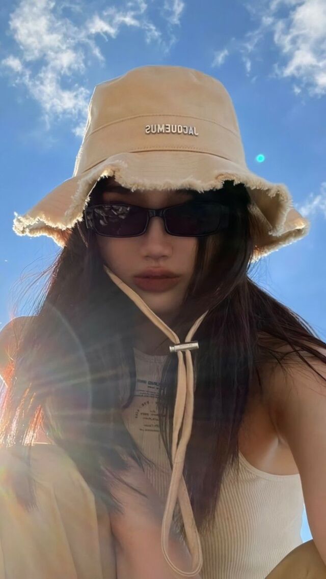 Mẹo canh góc và phối đồ để selfie nhóm ấn tượng