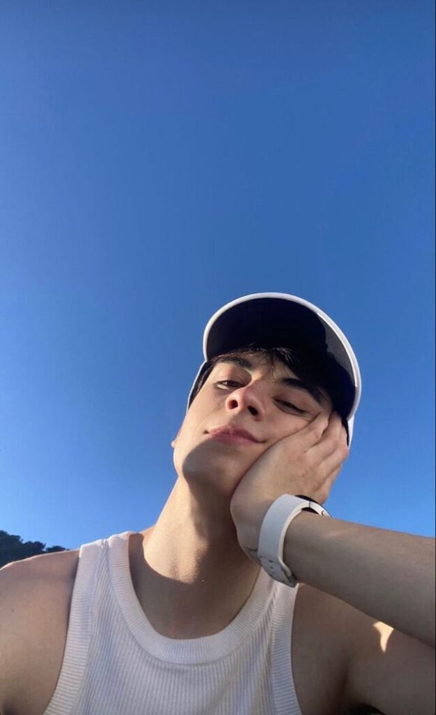 Hình selfie nữ mặc áo dài, đồ thể thao, váy nhẹ nhàng