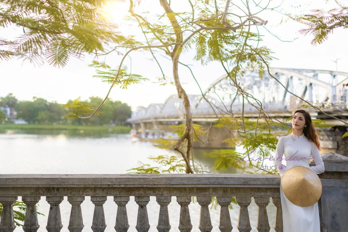 Tạo dáng chụp ảnh áo dài với nón lá truyền thống