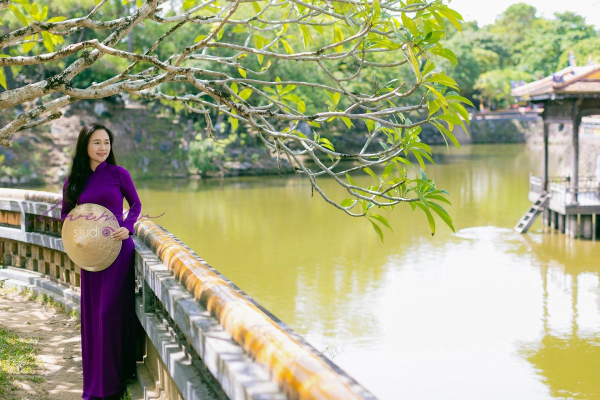 Bí quyết tạo dáng chụp ảnh áo dài ngoại cảnh đẹp với nón ở Huế