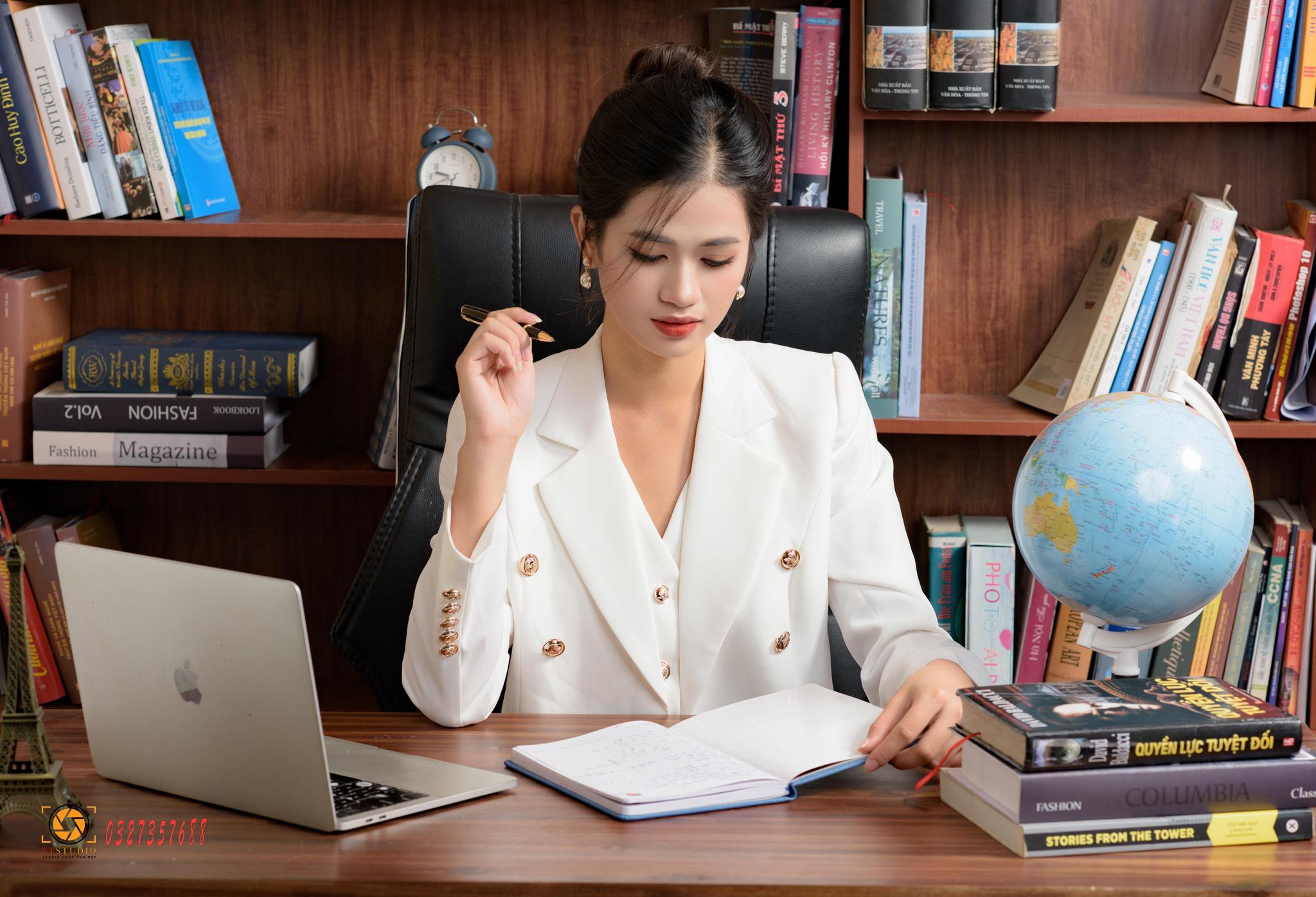 tạo dáng ngồi làm việc suy nghĩ