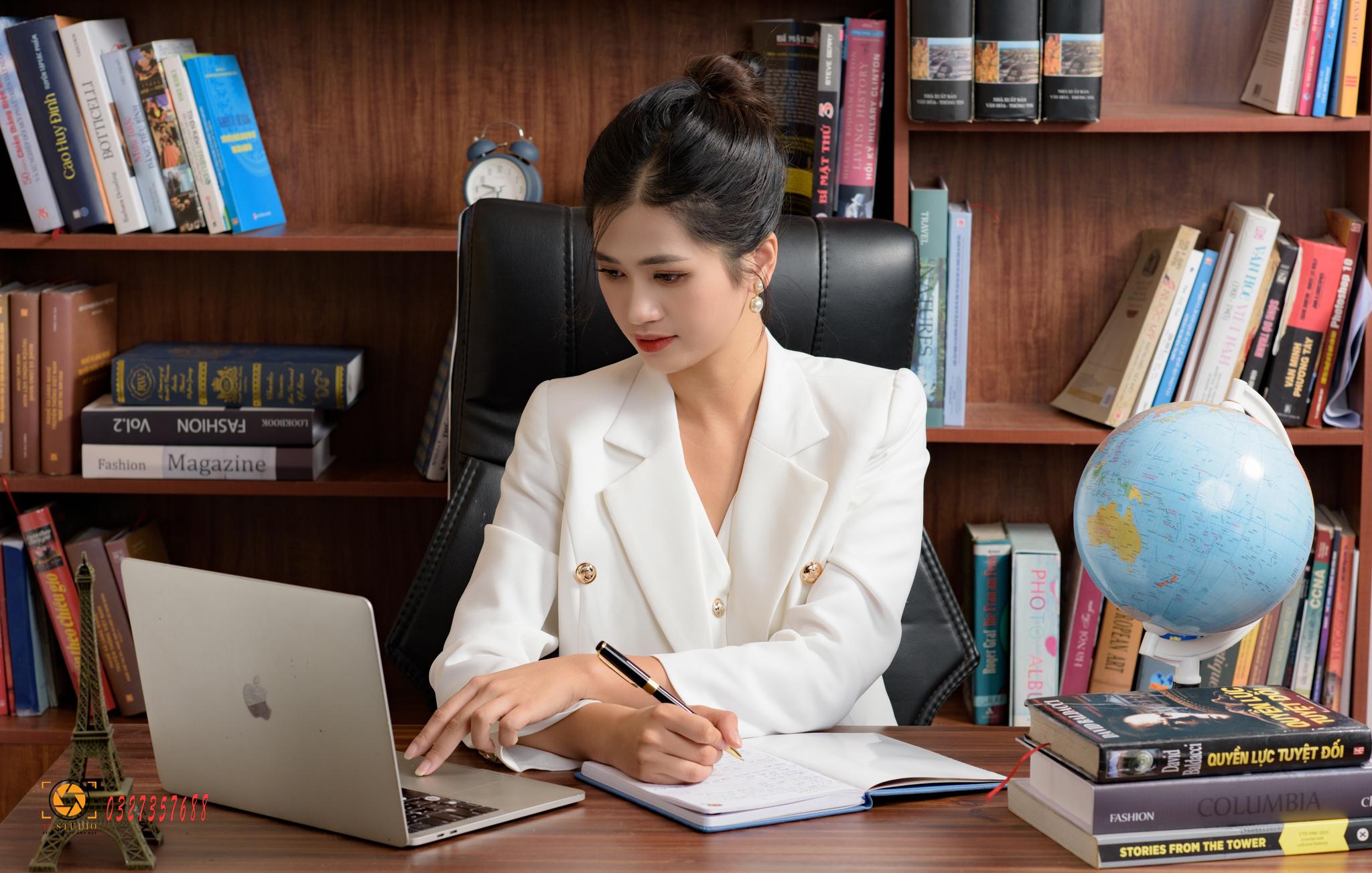 Tạo dáng đọc tài liệu