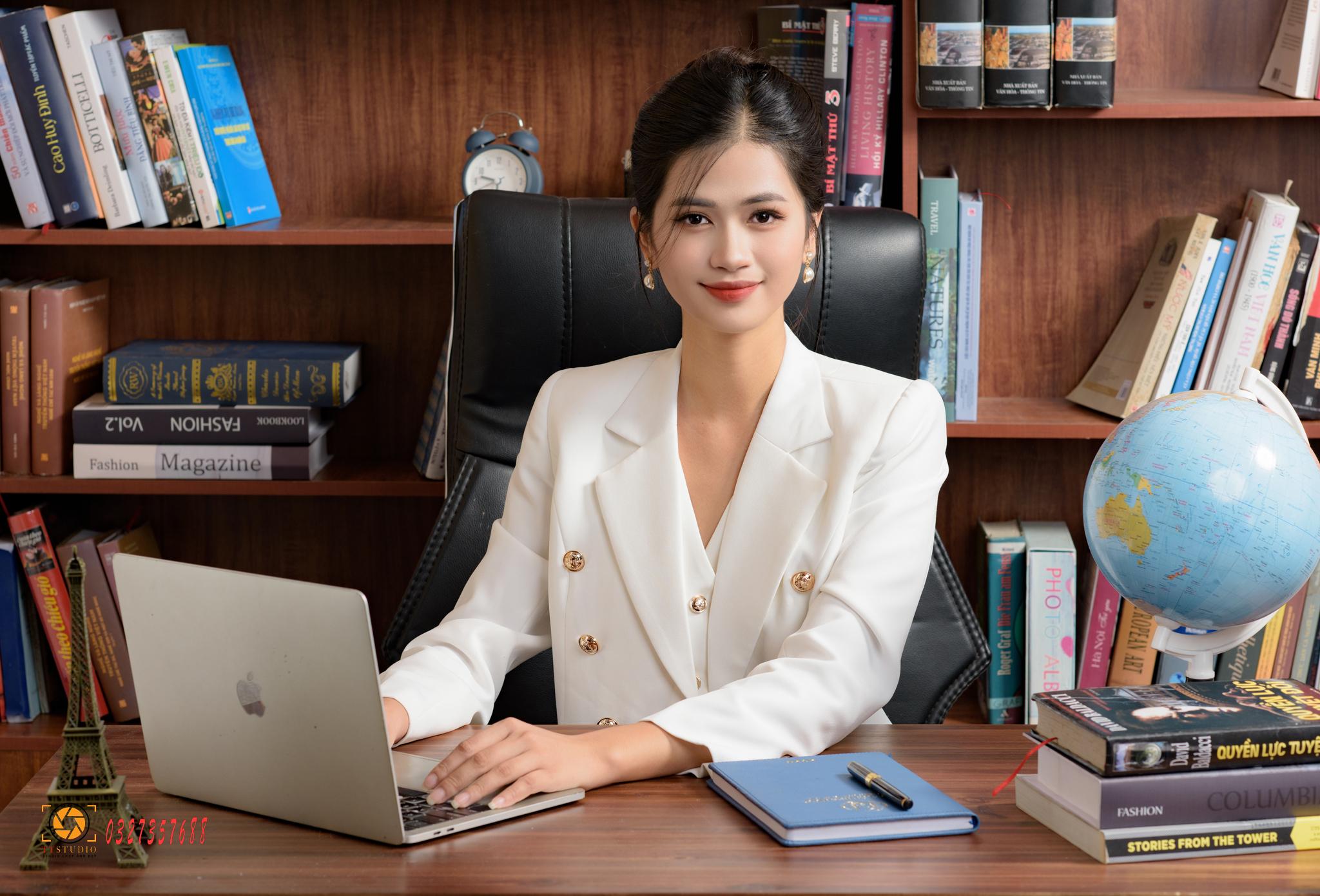 Tạo dáng làm việc với máy tính