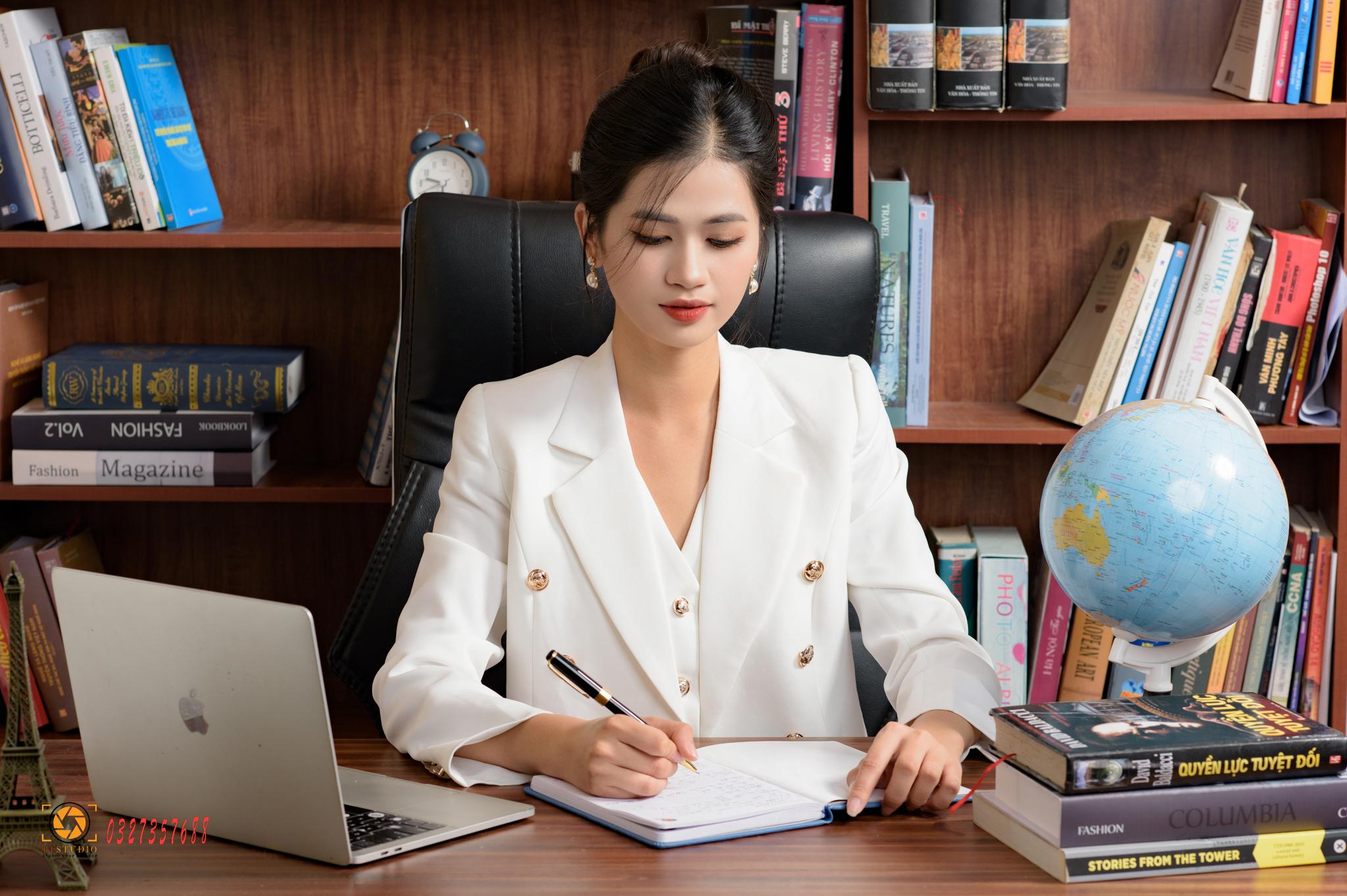 Tạo dáng tập trung làm việc