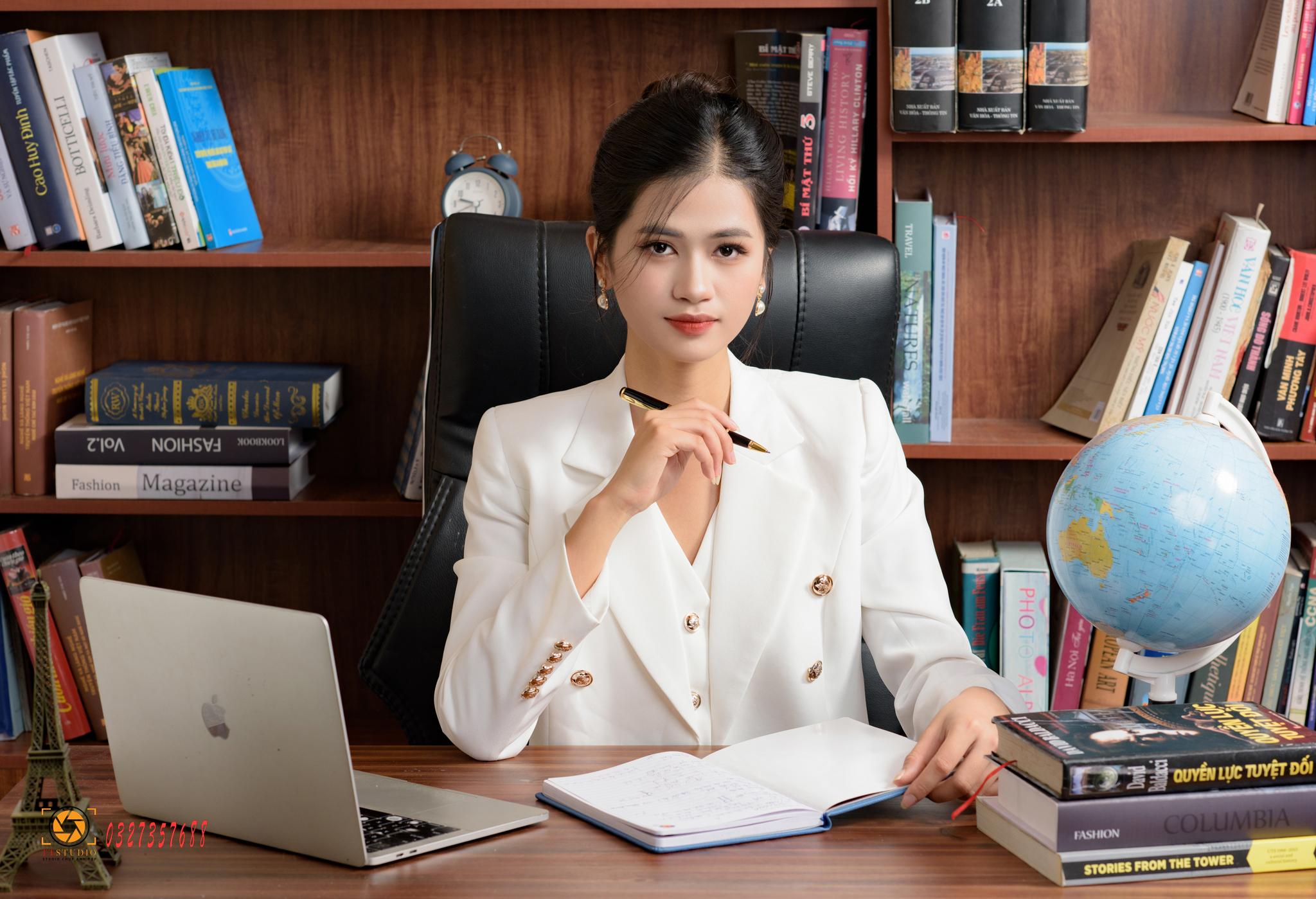 Các tạo dáng chụp ảnh ngồi làm việc