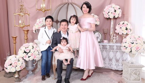 Lý do chụp ảnh gia đình 5 người cần chú ý tạo dáng