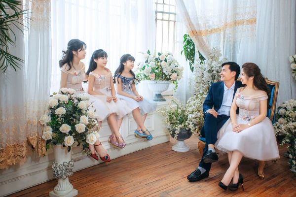 Nguyên tắc để tạo dáng chụp ảnh gia đình 5 người đẹp