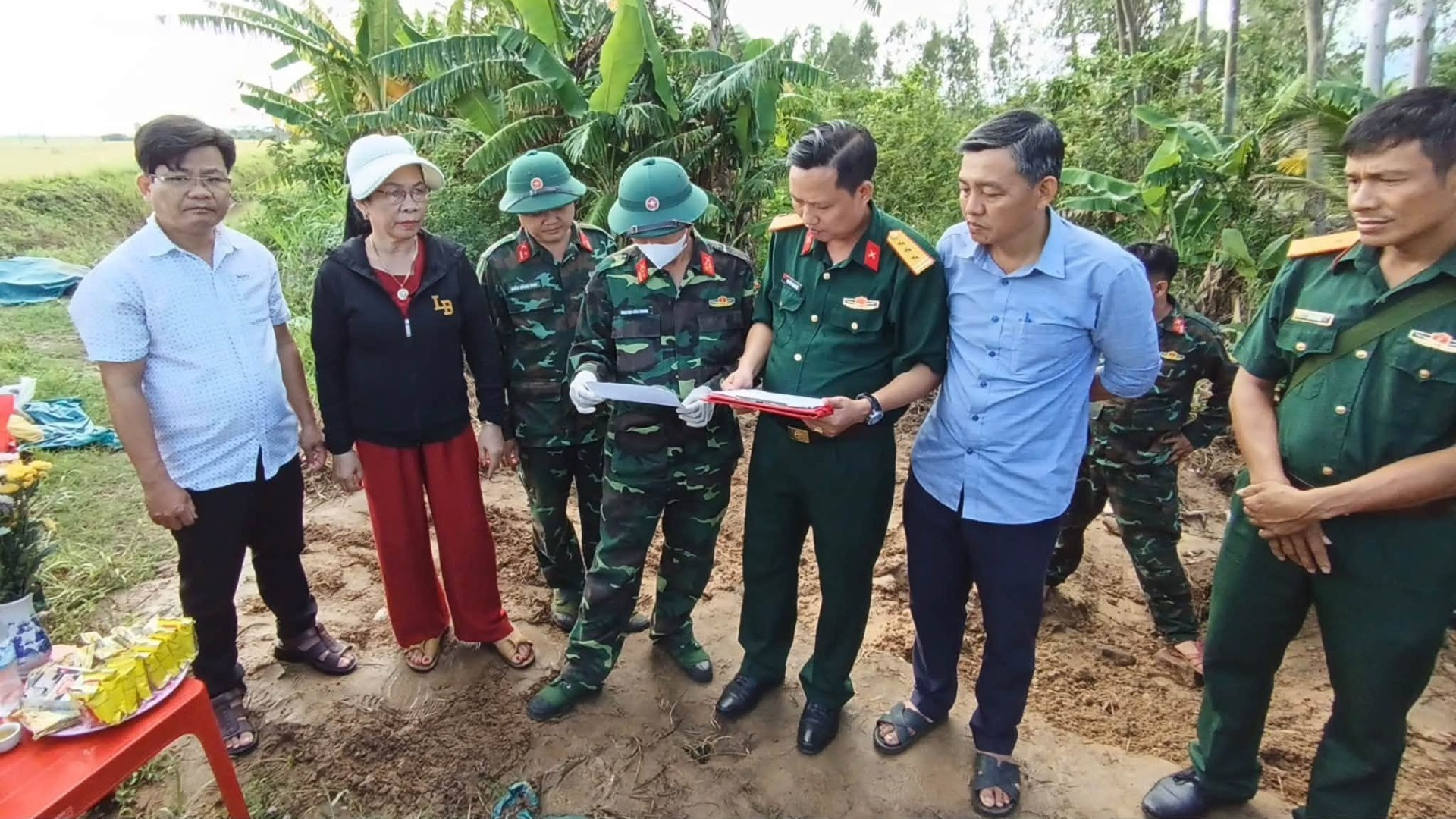 Ban Chỉ huy Quân sự xã Sơn Thành và Đội K51 đã tiến hành quy tập hài cốt liệt sĩ. (Ảnh: Quốc Khánh)