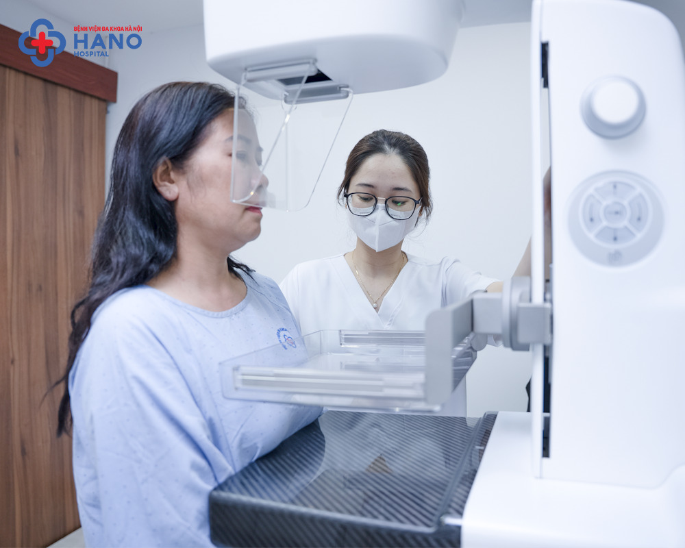 Núm vú tiết dịch màu vàng, xanh lá cây