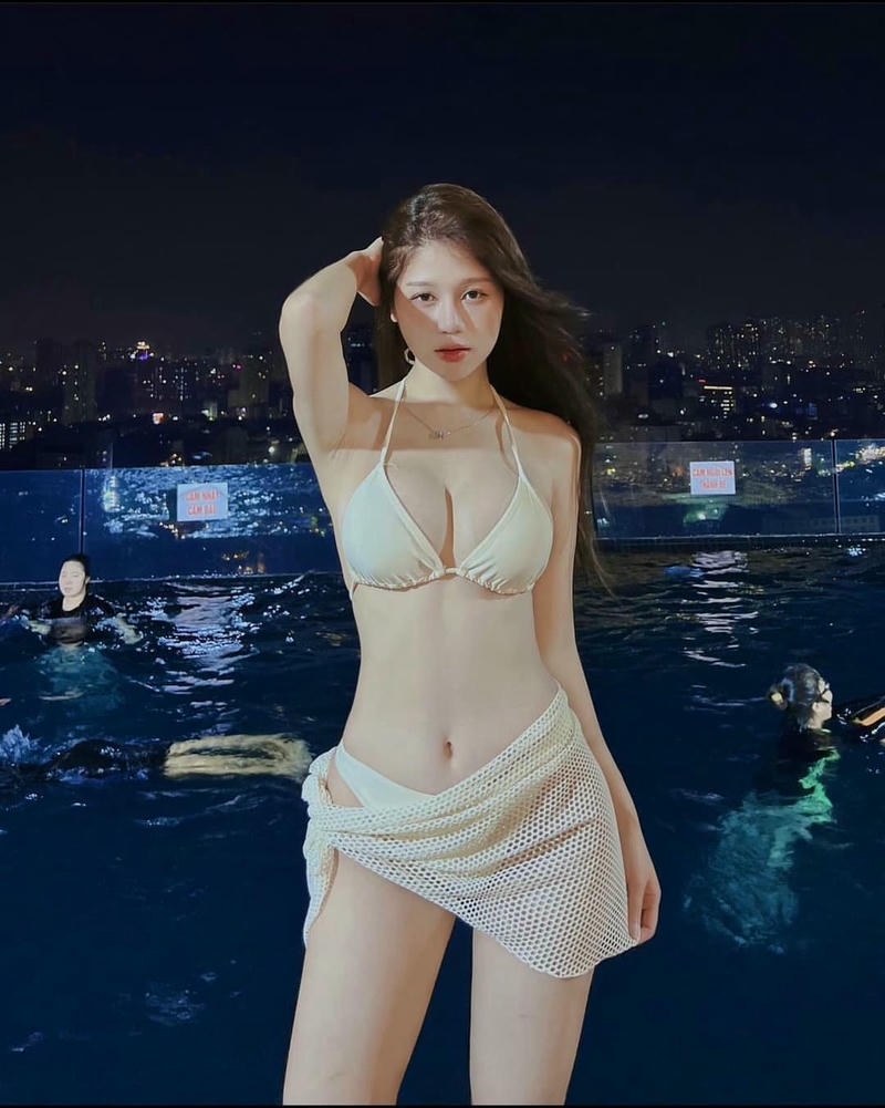 Gái mặc bikini trong suốt thu hút ánh nhìn mùa hè