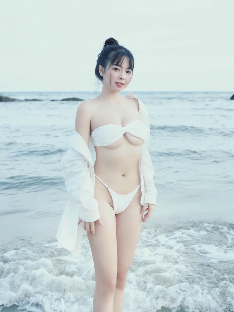 Gái mặc bikini trong suốt mang hơi thở đại dương