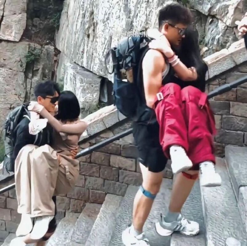 Phú bà vung tiền thuê 30 trai đẹp thay nhau bế lên núi, khu du lịch phải ra tay